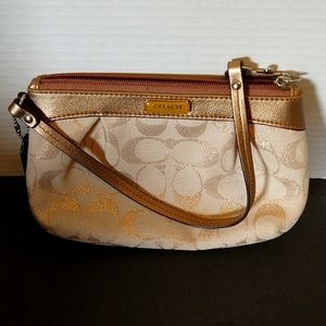 VGUC. Coach wristlet.